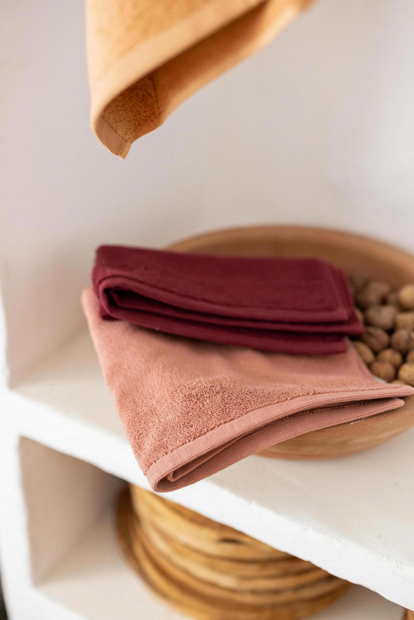 asciugamano con occhiello curl fecce di vino, colore fecce di vino, taglia 50 x 50. realizzato in 100% cotone, ideale per assorbenza e delicatezza sulla pelle