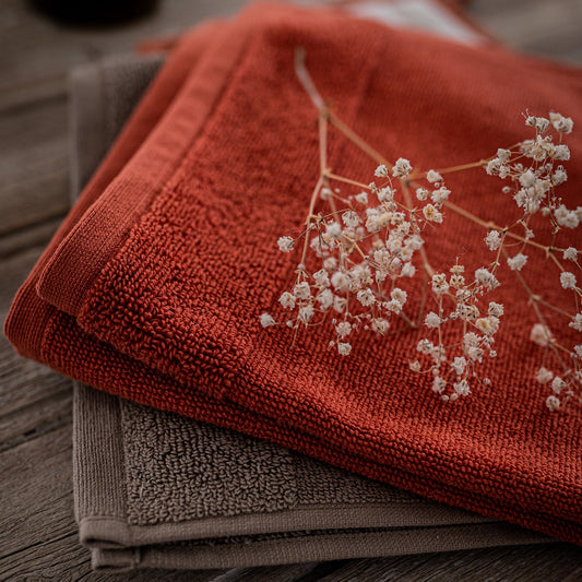 asciugamano con occhiello curl terracotta, colore terracotta, taglia 50 x 50. realizzato in 100% cotone, ideale per assorbenza e delicatezza sulla pelle