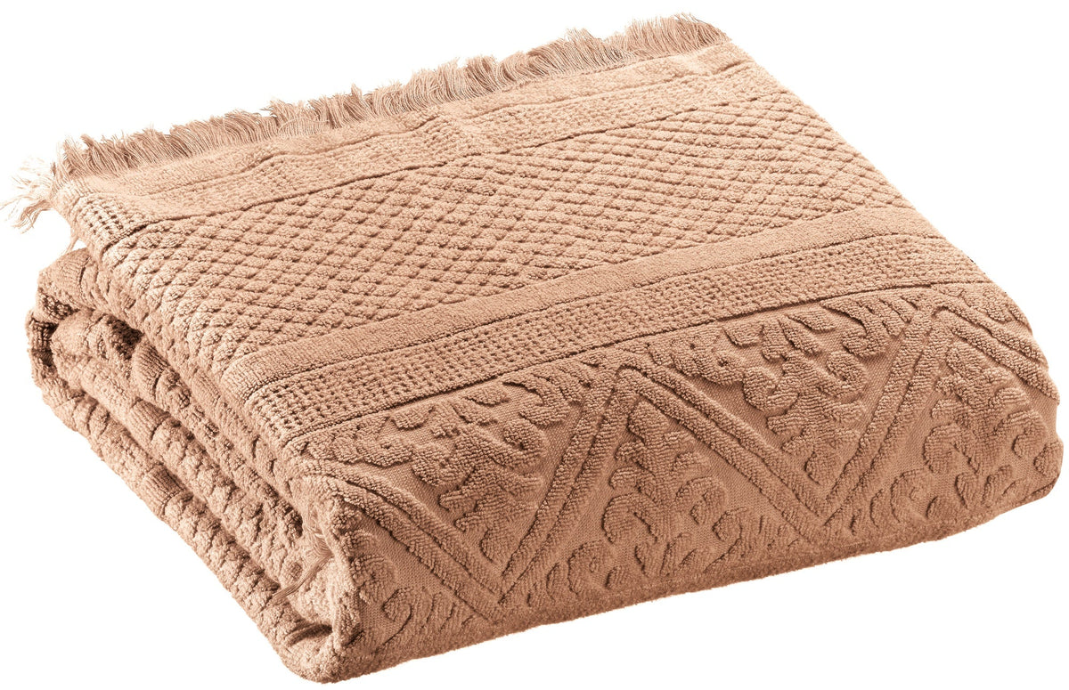 asciugamano da bagno zoe nocciola, colore nocciola, taglia 100 x 180. asciugamano piegato su sfondo neutro per una visione pulita del prodotto