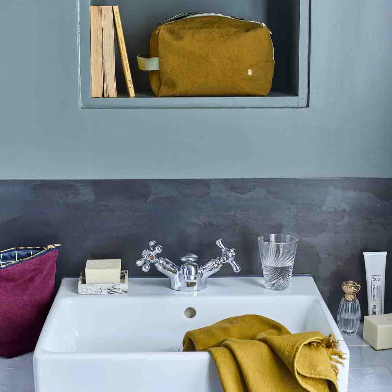 asciugamano luna noci, colore noci, taglia 100 x 50. realizzato in 100% cotone bio, ideale per assorbenza e delicatezza sulla pelle