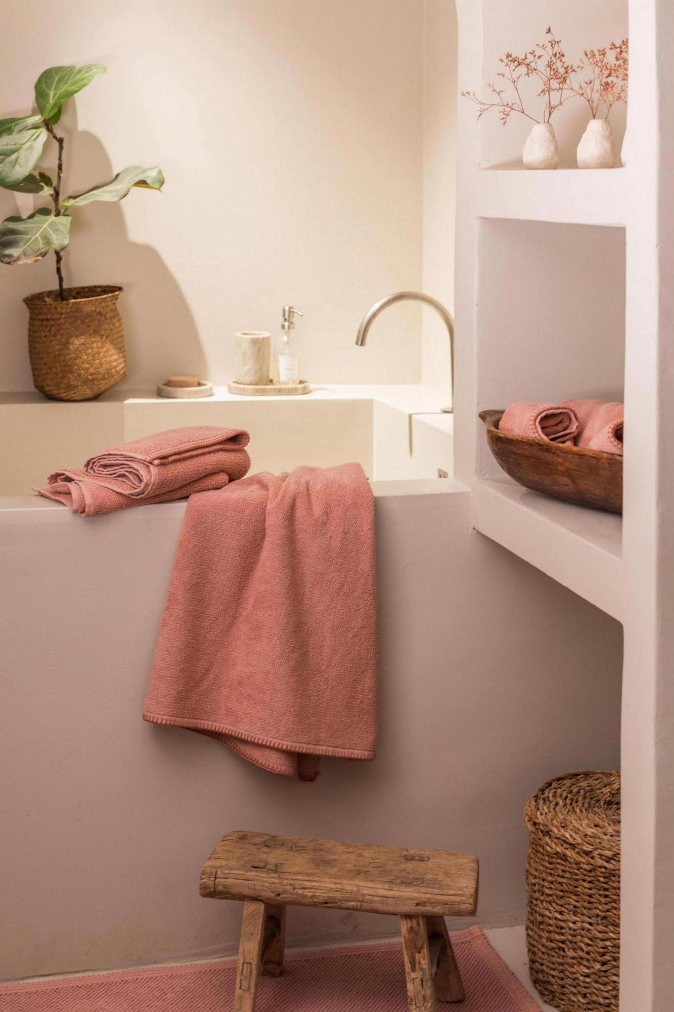 asciugamano da bagno bora azalea, colore azalea, taglia 90 x 150. realizzato in 100% cotone, ideale per assorbenza e delicatezza sulla pelle