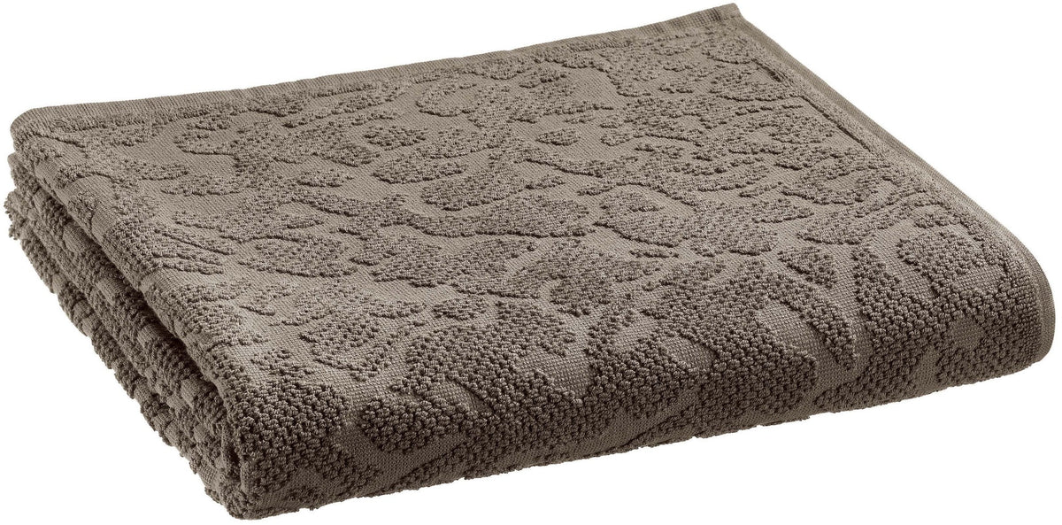 asciugamano da bagno gilda carbone, colore carbone, taglia 90 x 150. asciugamano piegato su sfondo neutro per una visione pulita del prodotto