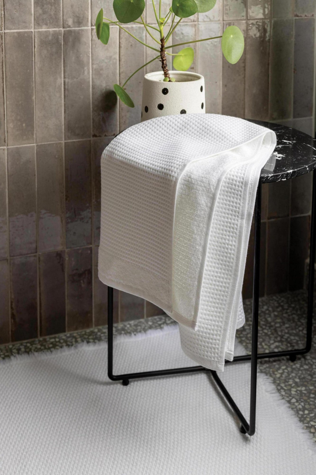 asciugamano da bagno riciclato abby bianco, colore bianco, taglia 90 x 150. realizzato in 80% cotone 15% poliestere 5% viscosa, ideale per assorbenza e delicatezza sulla pelle