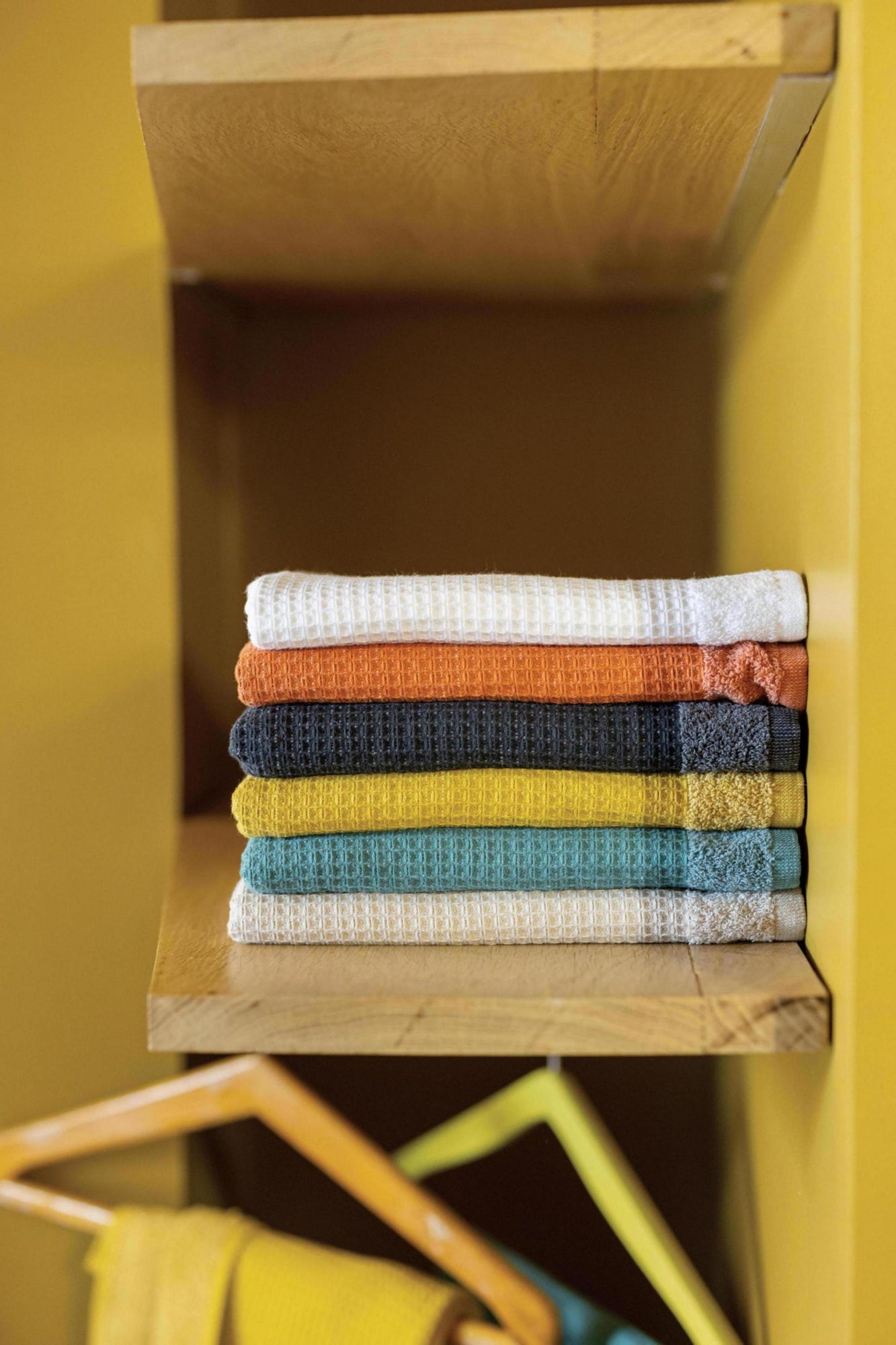 asciugamano da bagno riciclato abby prugna mirabelle, colore prugna mirabelle, taglia 90 x 150. realizzato in 80% cotone 15% poliestere 5% viscosa, ideale per assorbenza e delicatezza sulla pelle