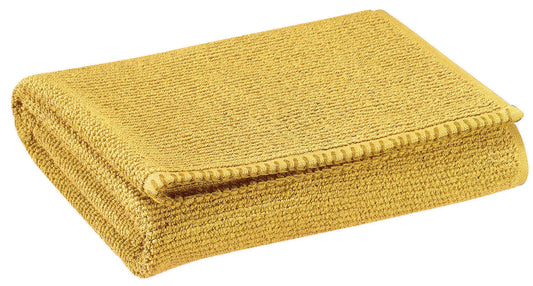 asciugamano da doccia bora curry, colore curry, taglia 70 x 130. asciugamano piegato su sfondo neutro per una visione pulita del prodotto