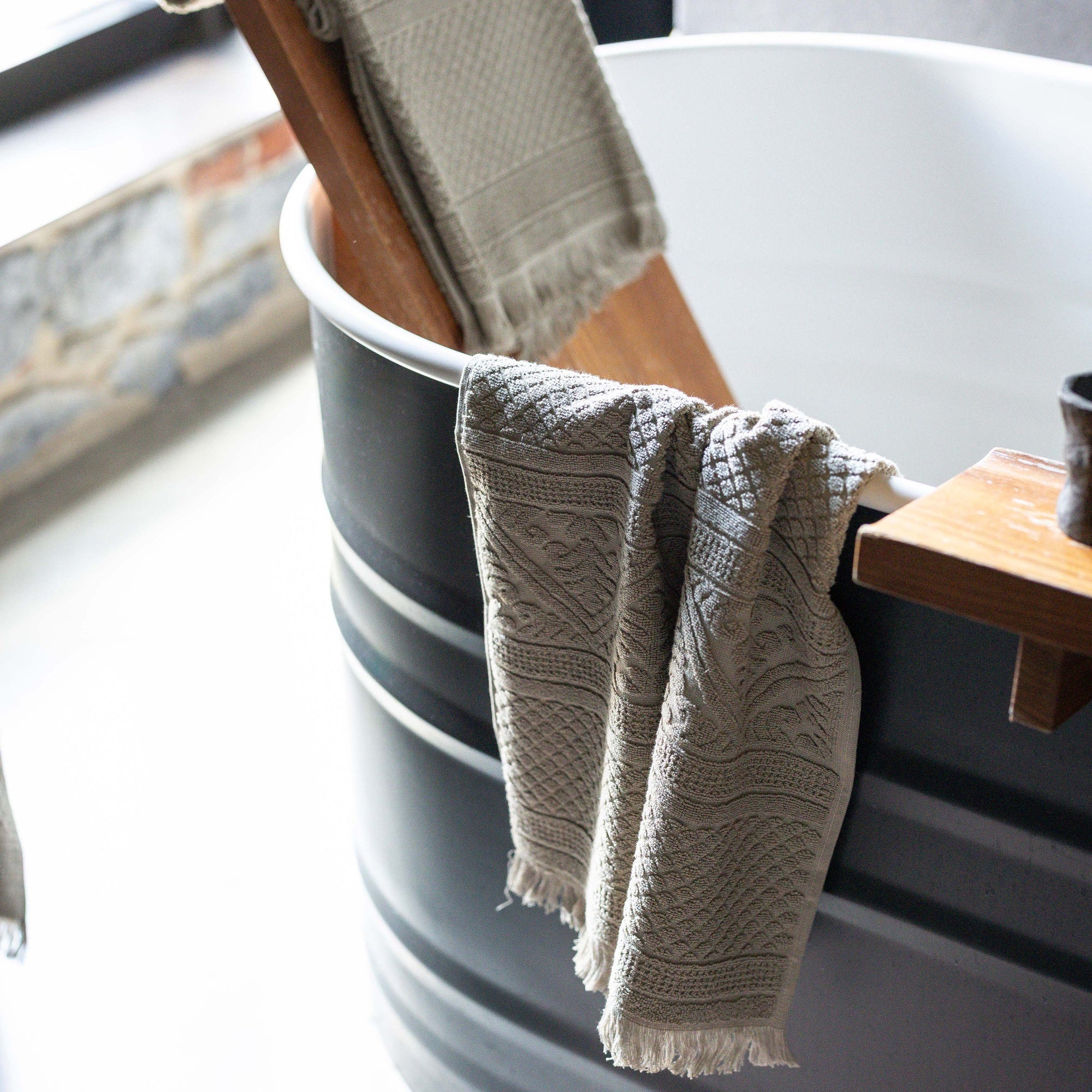 asciugamano ospite zoe nocciola, colore nocciola, taglia 30 x 50. morbido al tatto e altamente assorbente