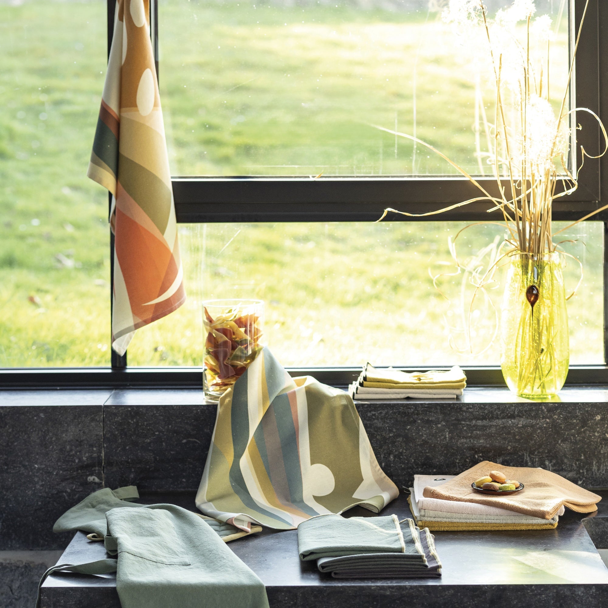 strofinaccio riciclato nuceo multico, colore multico, taglia 50 x 70. asciuga rapidamente lasciando una piacevole sensazione