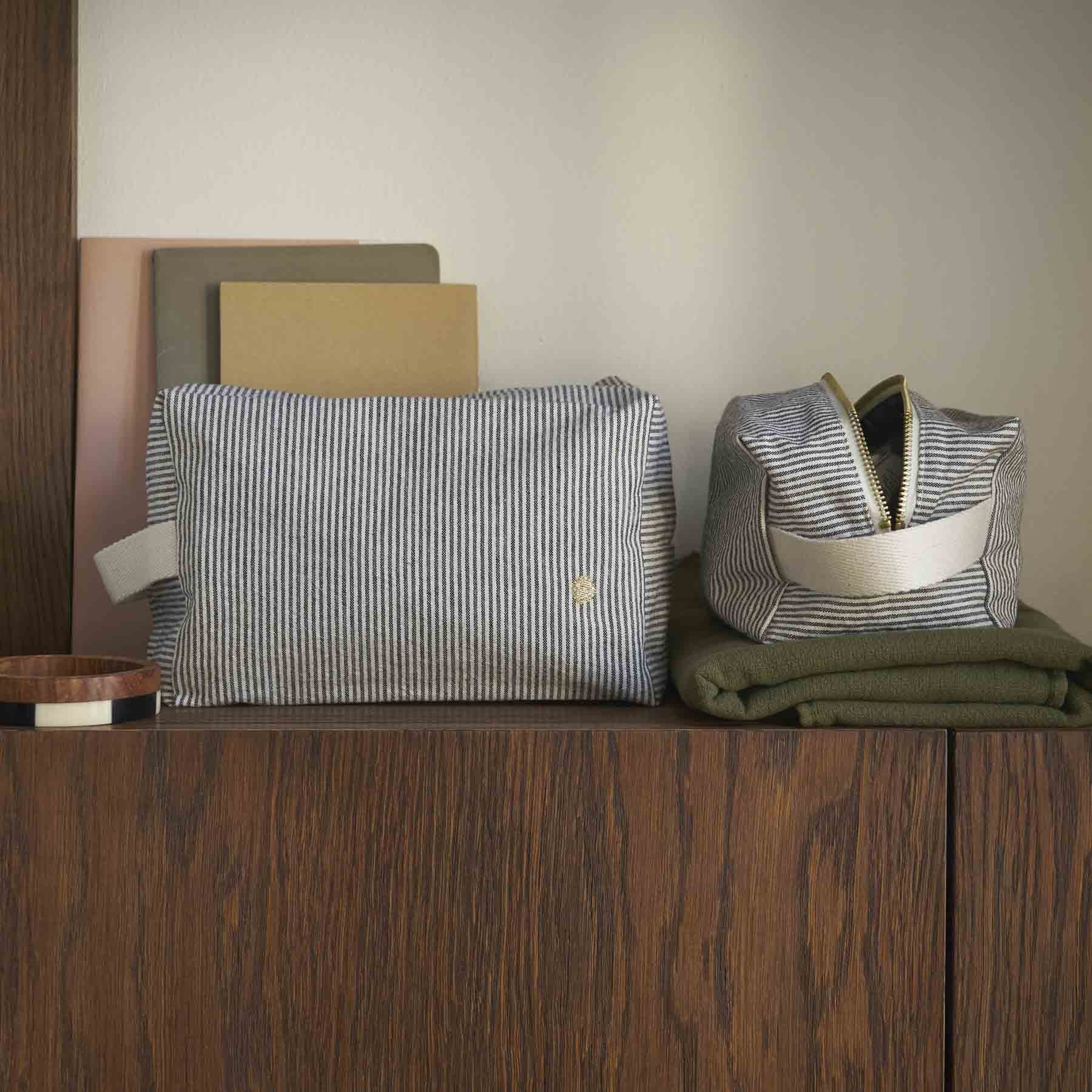 astuccio cubo finette caviar, colore finette caviar, taglia 15,5 x 10 x 10. dettaglio del prodotto da bagno