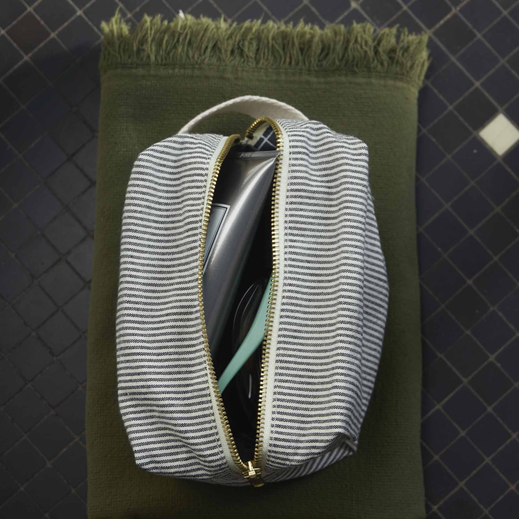 astuccio cubo finette caviar, colore finette caviar, taglia 22 x 14 x 10,5. dettaglio del prodotto da bagno