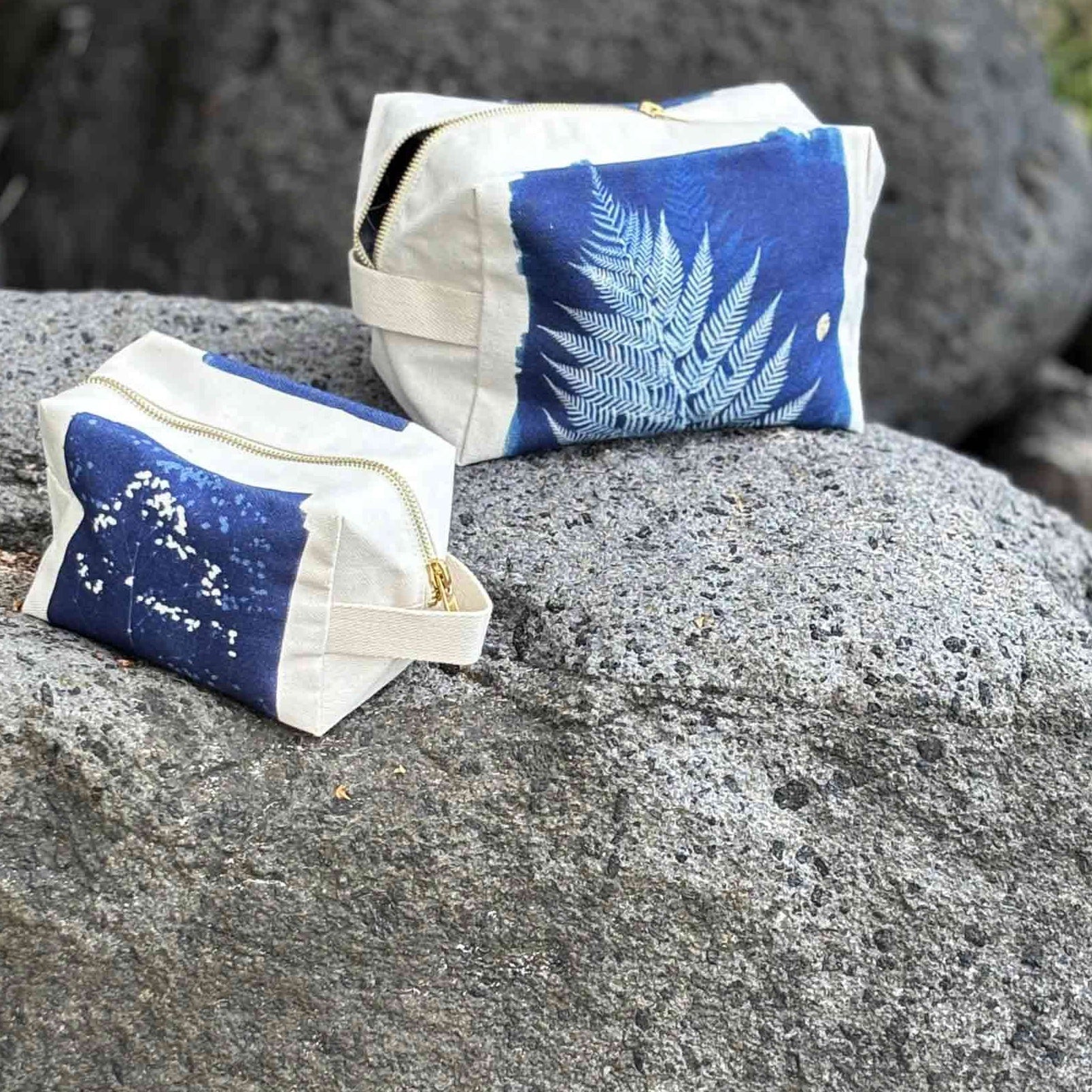 astuccio cubo fougere blu, colore blu, taglia 22 x 14 x 10,5. dettaglio del prodotto da bagno