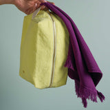 trousse cubo iona luce del sole, colore luce del sole, taglia 22 x 14 x 10,5. dettaglio del prodotto da bagno