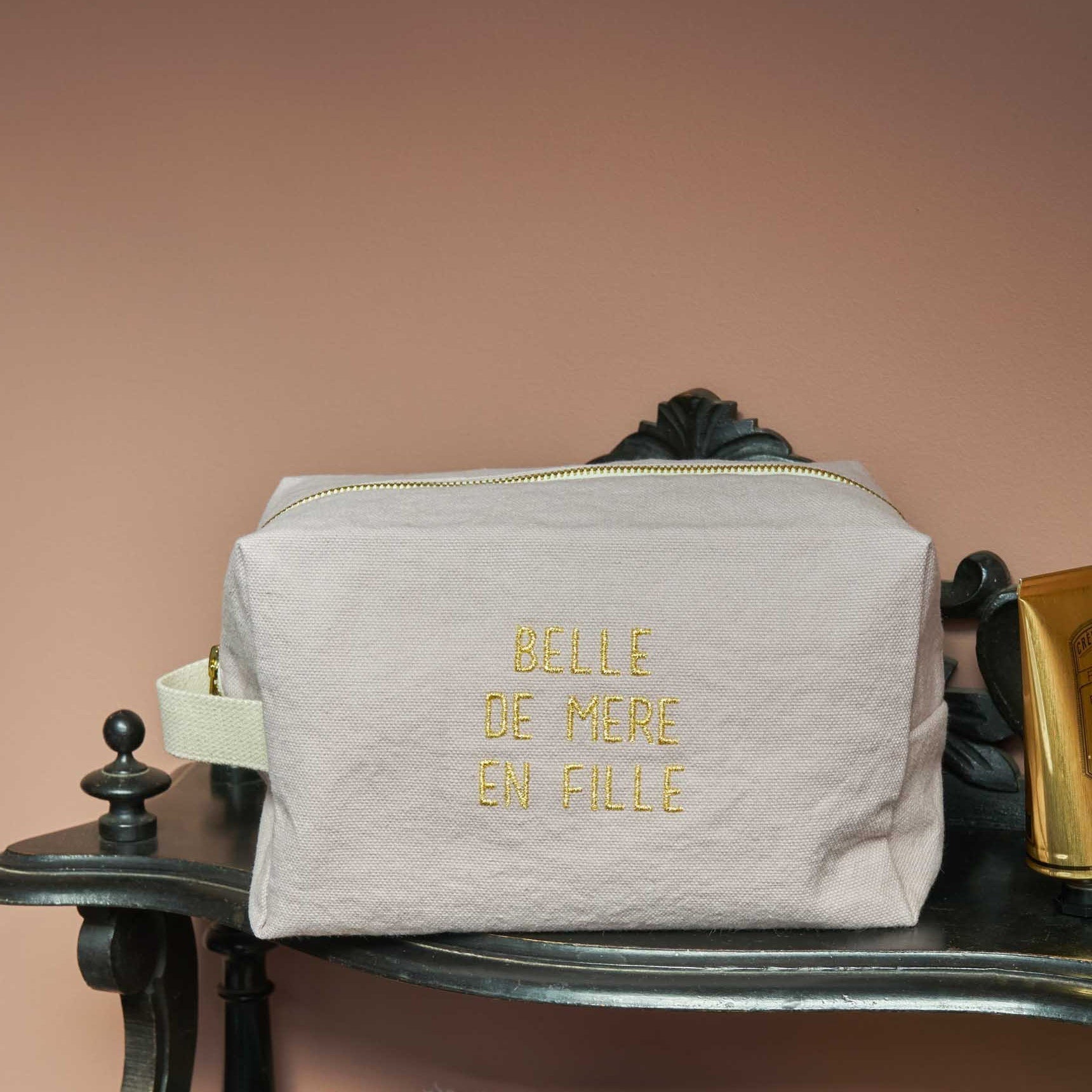 trousse cubo belle rosa, colore rosa, taglia 22 x 14 x 10,5. dettaglio del prodotto da bagno