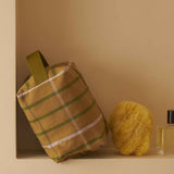 trousse cubo scotty marrone, colore marrone, taglia 15,5 x 10 x 10. dettaglio del prodotto da bagno