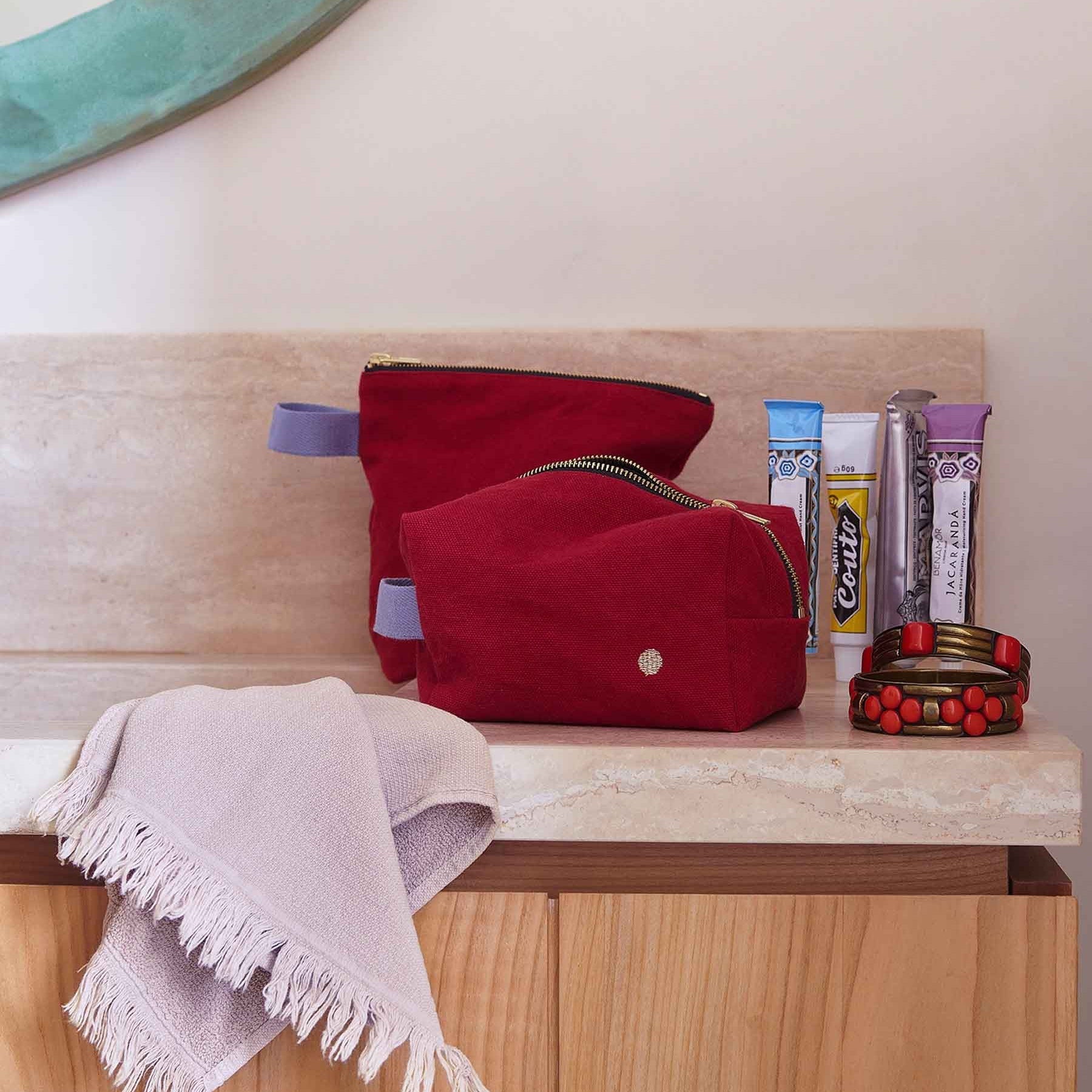 astuccio cubo iona ciliegia, colore ciliegia, taglia 15,5 x 10 x 10. dettaglio del prodotto da bagno