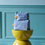 trousse cubo iona bluetiful, colore bluetiful, taglia 10 x 16 x 10. dettaglio del prodotto da bagno