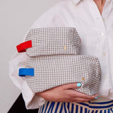 trousse cubo stylo rosso, colore rosso, taglia 10 x 16 x 10. dettaglio del prodotto da bagno