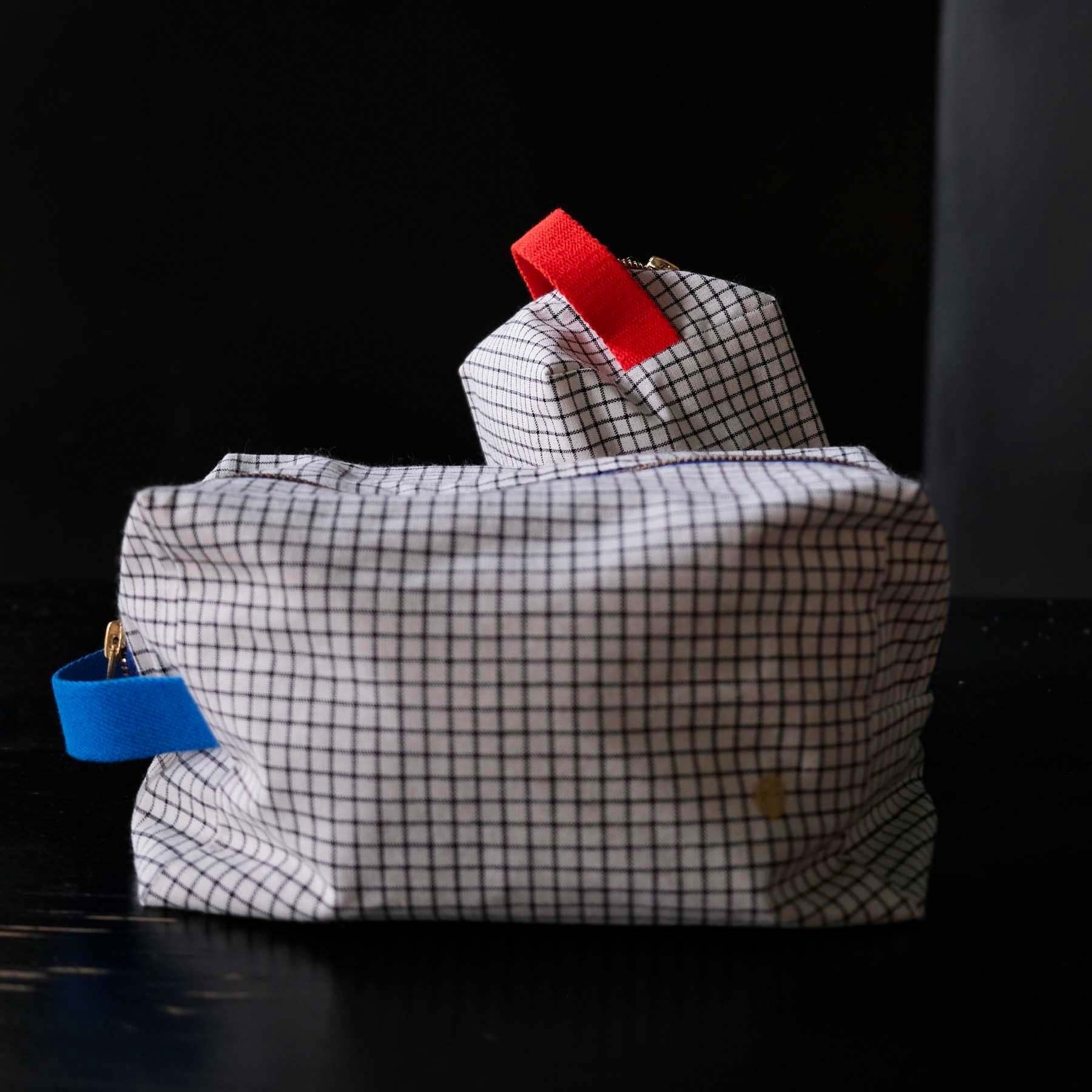 trousse cubo stylo blu, colore blu, taglia 14 x 22 x 11. dettaglio del prodotto da bagno