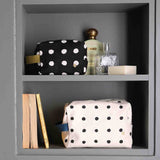 trousse cubo mio ecru, colore ecru, taglia 14 x 22 x 11. dettaglio del prodotto da bagno