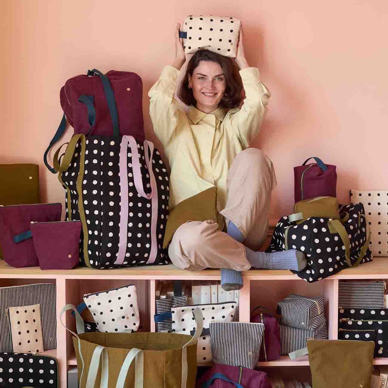 trousse cubo mio ecru, colore ecru, taglia 14 x 22 x 11. dettaglio del prodotto da bagno