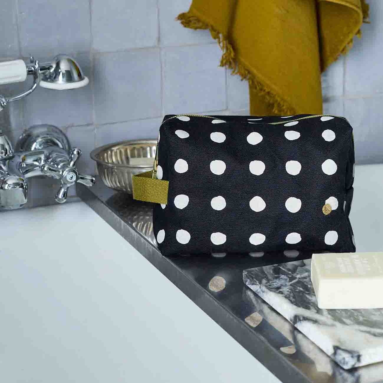 astuccio cubo mia caviale, colore caviale, taglia 22 x 14 x 10,5. dettaglio del prodotto da bagno