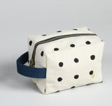 trousse cubo mio ecru, colore ecru, taglia 10 x 16 x 10. dettaglio del prodotto da bagno