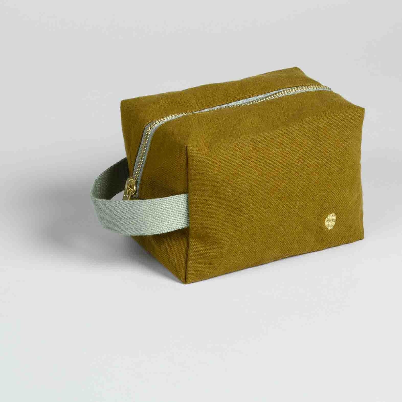 trousse cube iona noci, colore noci, taglia 10 x 16 x 10. dettaglio del prodotto da bagno