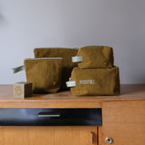 trousse cube iona noci, colore noci, taglia 10 x 16 x 10. dettaglio del prodotto da bagno