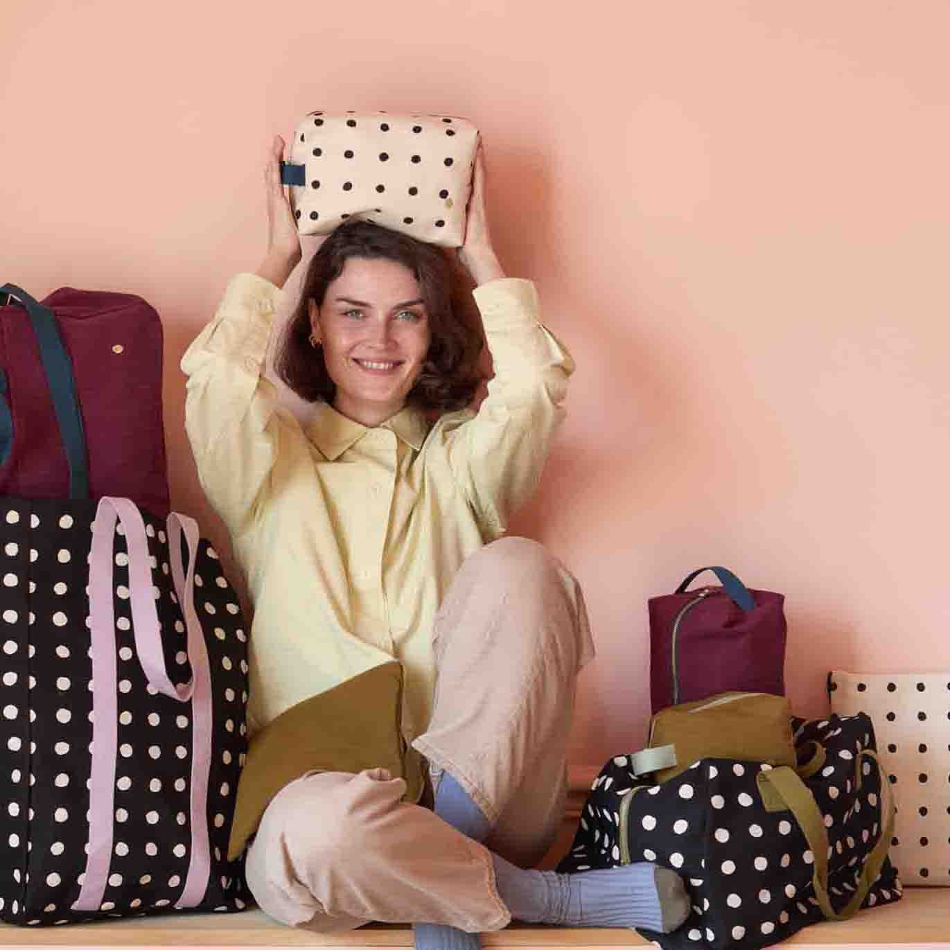 trousse cube iona noci, colore noci, taglia 10 x 16 x 10. dettaglio del prodotto da bagno