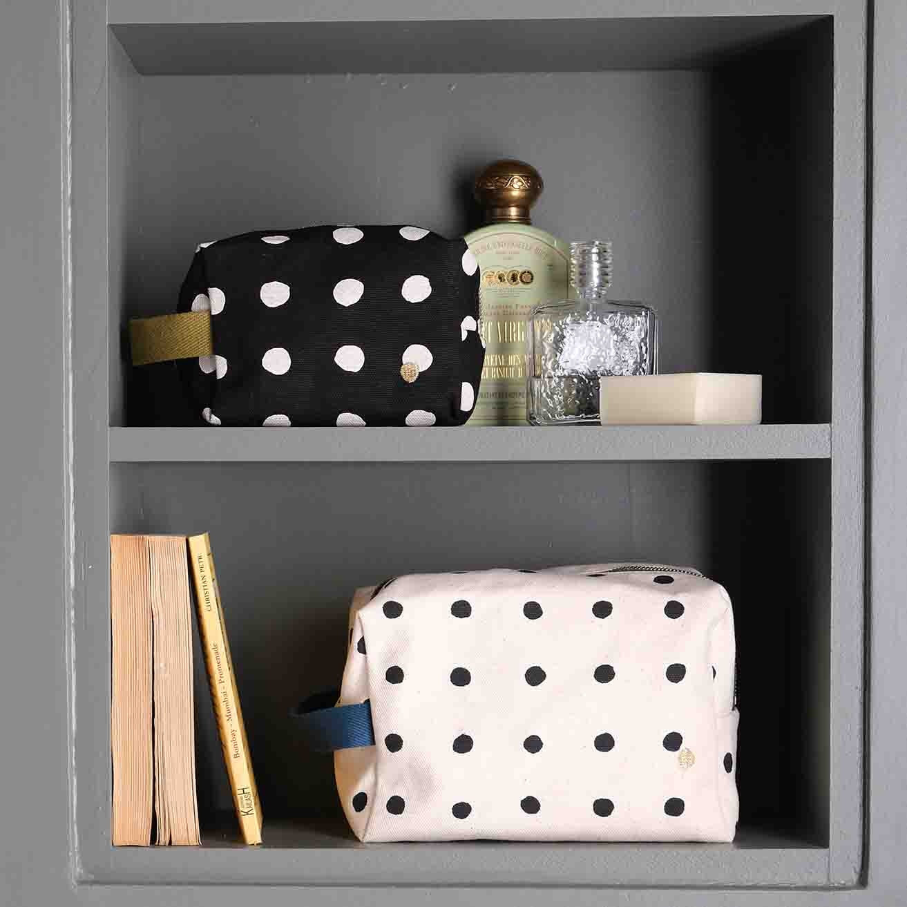 astuccio cubo mia caviale, colore caviale, taglia 10 x 16 x 10. dettaglio del prodotto da bagno