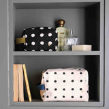 astuccio cubo mia caviale, colore caviale, taglia 10 x 16 x 10. dettaglio del prodotto da bagno