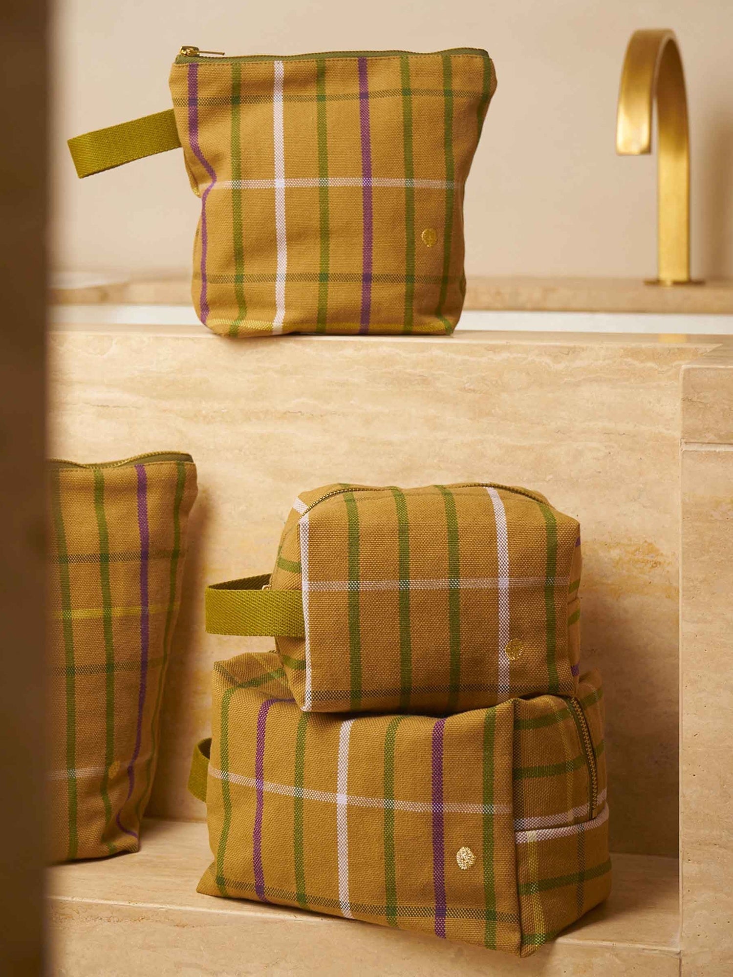 trousse da toilette scotty marrone, colore marrone, taglia 28 x 23 x 10. dettaglio del prodotto da bagno