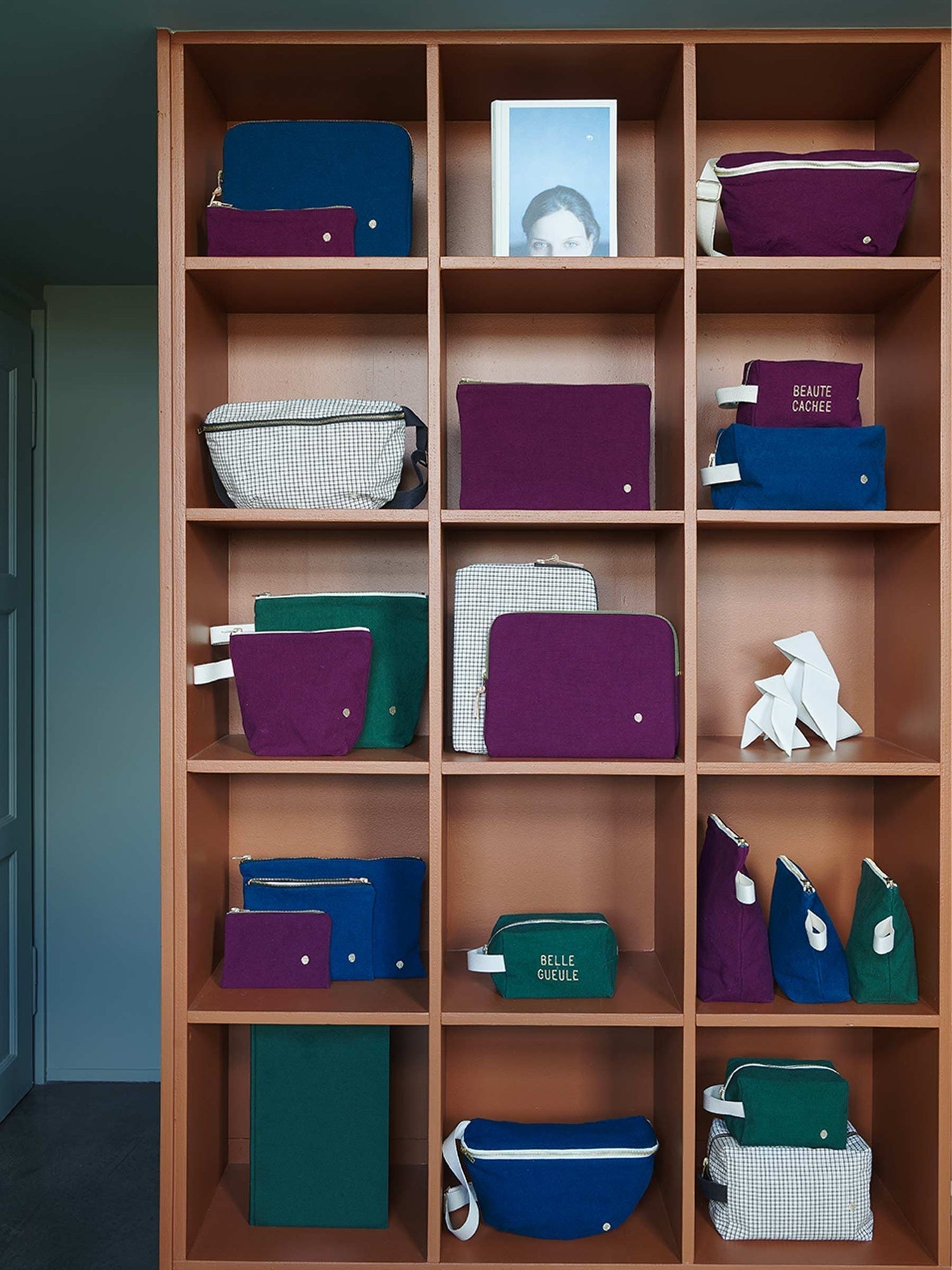 astuccio da toilette iona nori, colore nori, taglia 28 x 23 x 10. dettaglio del prodotto da bagno