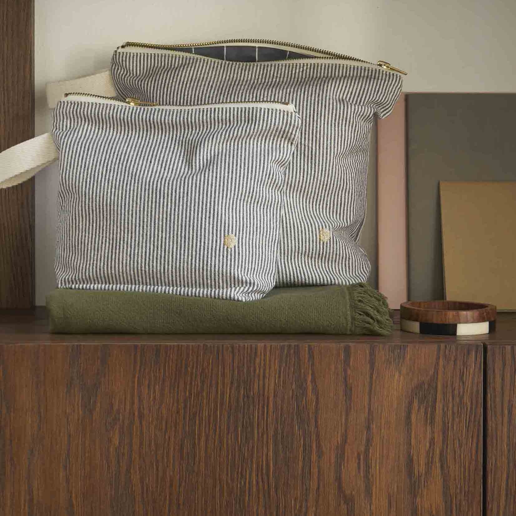 trousse da toilette finette caviar, colore finette caviar, taglia 28 x 23 x 10. dettaglio del prodotto da bagno