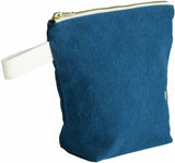 trousse da toilette iona uragano, colore uragano, taglia 22 x 18 x 7,5. vista frontale della trousse su sfondo neutro, perfetta per l’organizzazione quotidiana