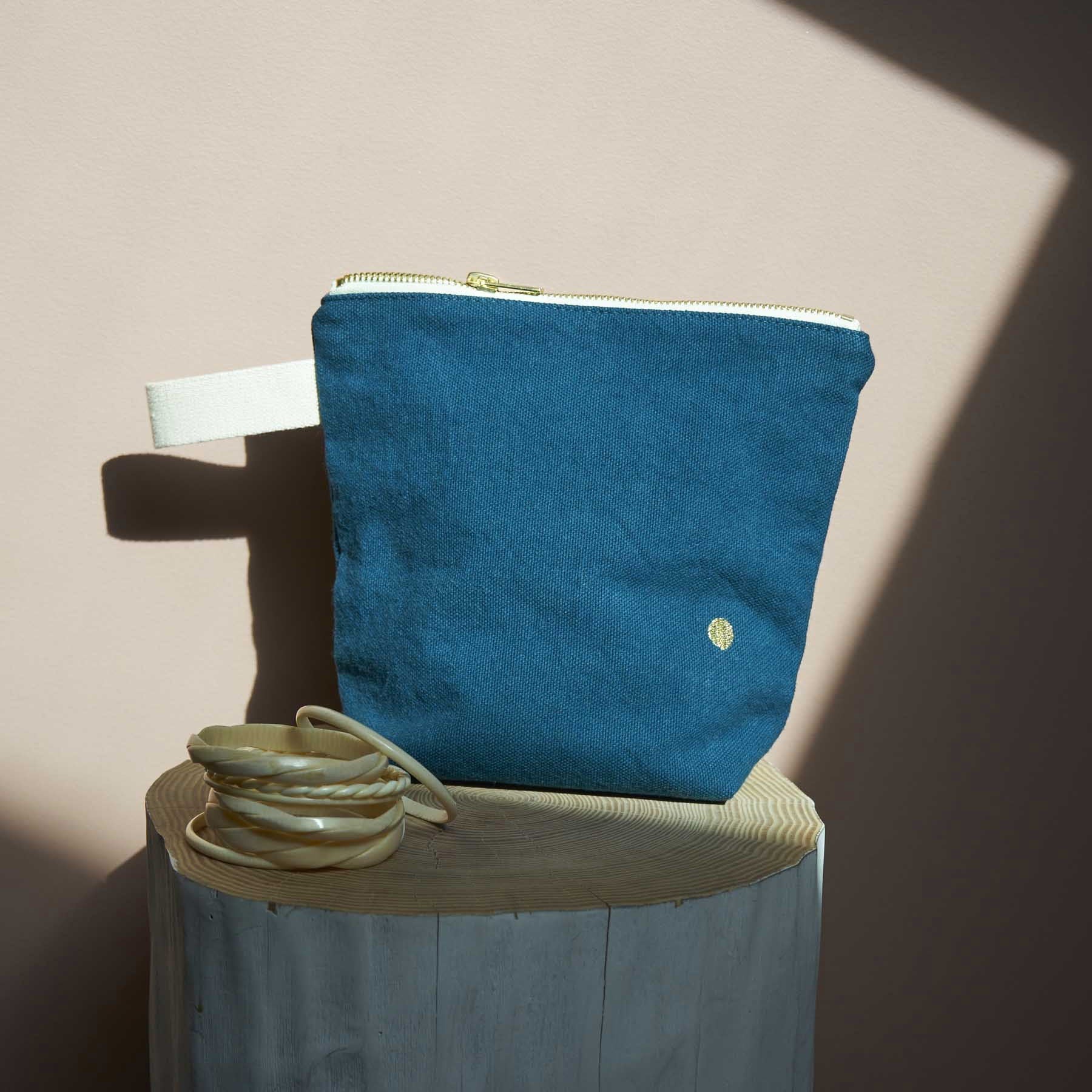 trousse da toilette iona uragano, colore uragano, taglia 22 x 18 x 7,5. realizzata in cotone biologico resistente, con interno impermeabile per massima protezione