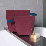 trousse da toilette iona vino, colore vino, taglia 28 x 23 x 10. beauty case sostenibile ideale per viaggi, weekend e uso quotidiano