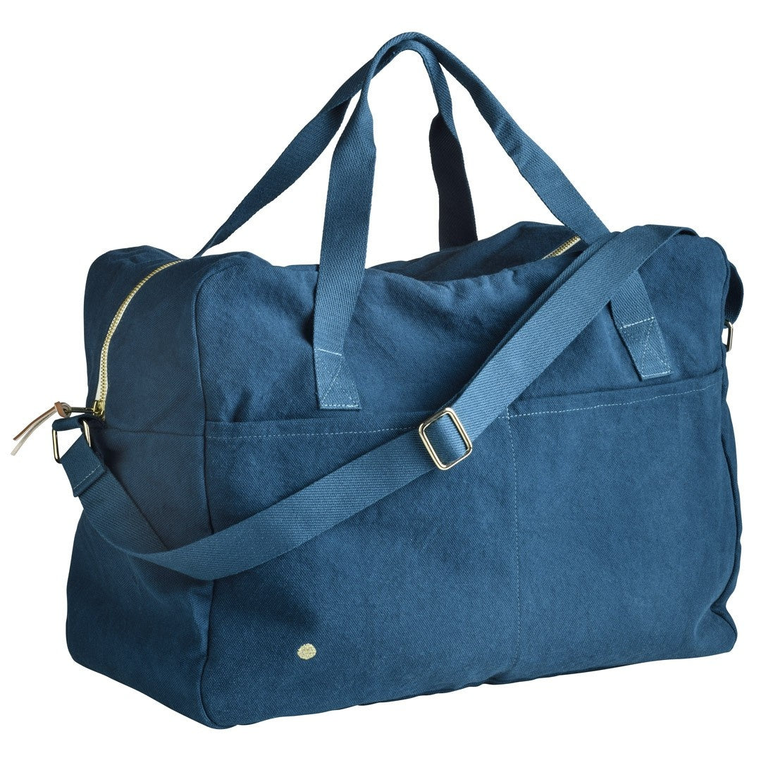 borsa da viaggio iona uragano, colore uragano, taglia 30 x 42 x 20. realizzata in 100% cotone bio, pensata per viaggiare con stile e sostenibilità