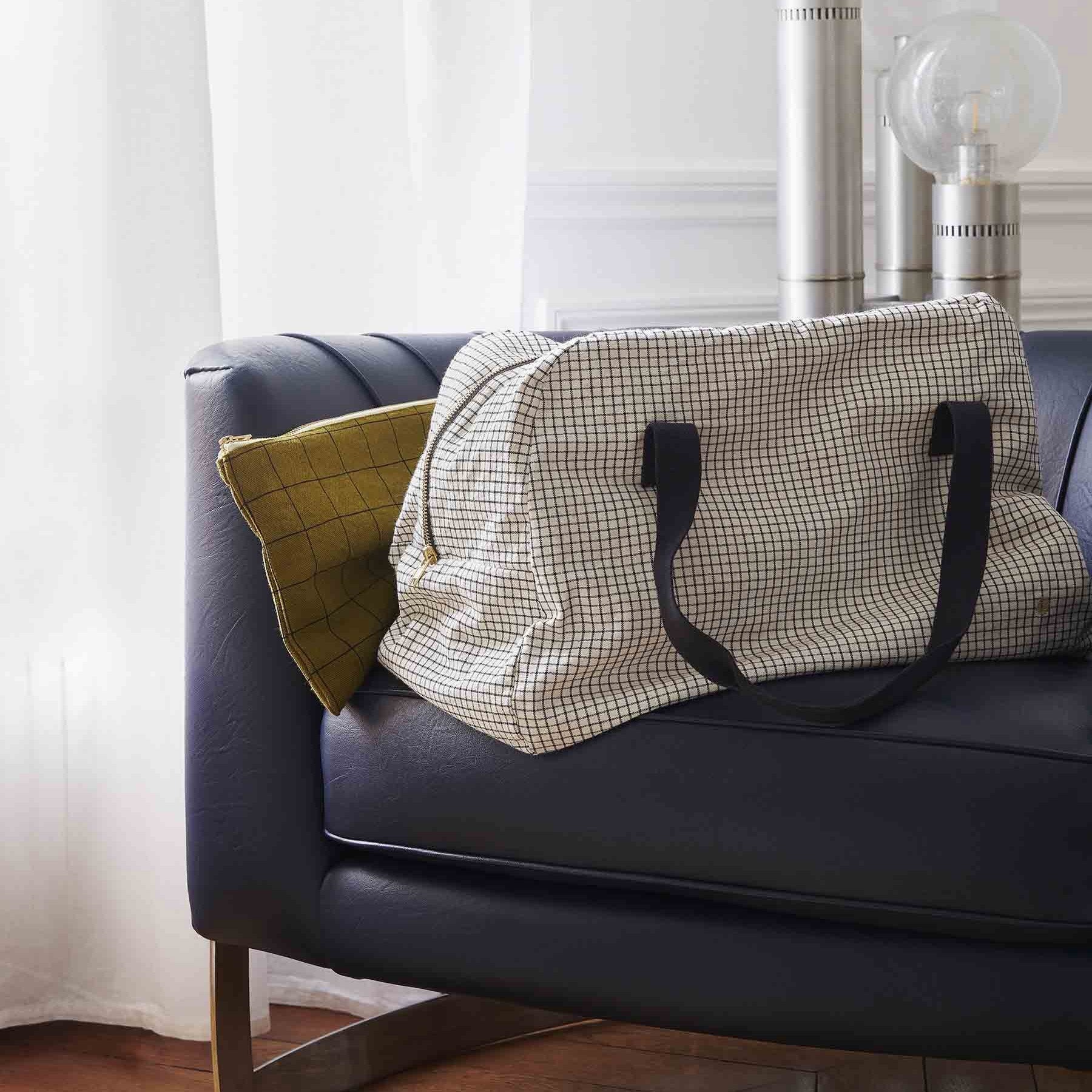 borsa da weekend gustave caviar, colore gustave caviar, taglia 28 x 42 x 20. realizzata in 100% cotone bio, pensata per viaggiare con stile e sostenibilità