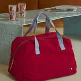 borsa weekend iona ciliegia, colore ciliegia, taglia 28 x 42 x 20. realizzata in 100% cotone bio, pensata per viaggiare con stile e sostenibilità