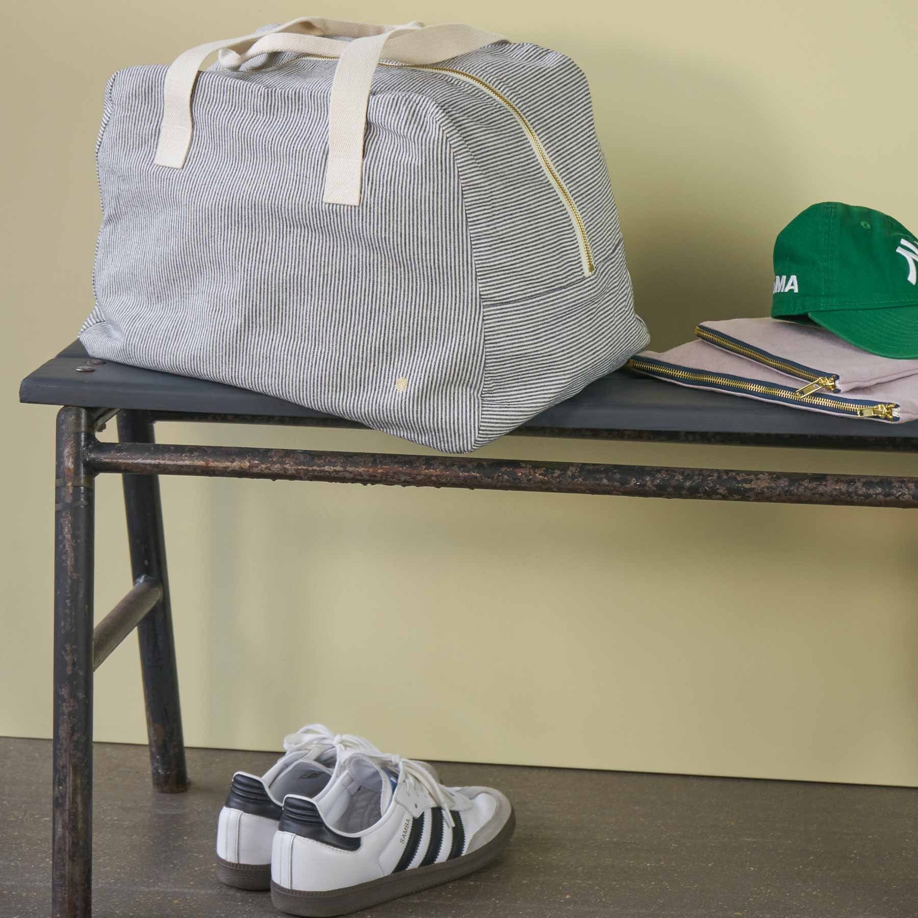 borsa weekend finette caviar, colore finette caviar, taglia 28 x 42 x 20. realizzata in 100% cotone bio, pensata per viaggiare con stile e sostenibilità