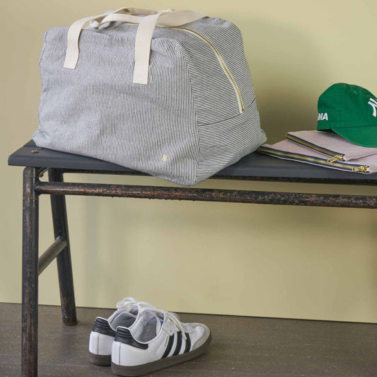 borsa weekend finette caviar, colore finette caviar, taglia 28 x 42 x 20. realizzata in 100% cotone bio, pensata per viaggiare con stile e sostenibilità