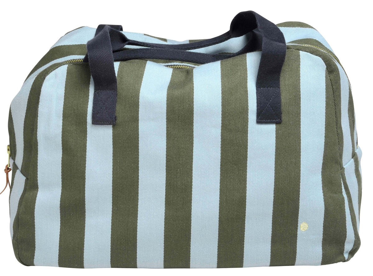 borsa weekend rita matcha, colore matcha, taglia 28 x 42 x 20. vista frontale della borsa da viaggio su sfondo bianco