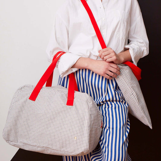 borsa weekend stylo rosso, colore rosso, taglia 28 x 42 x 20. realizzata in 100% cotone biologico, pensata per viaggiare con stile e sostenibilità