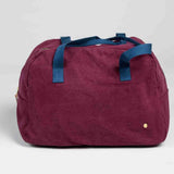 borsa weekend iona vino, colore vino, taglia 28 x 42 x 20. realizzata in 100% cotone bio, pensata per viaggiare con stile e sostenibilità