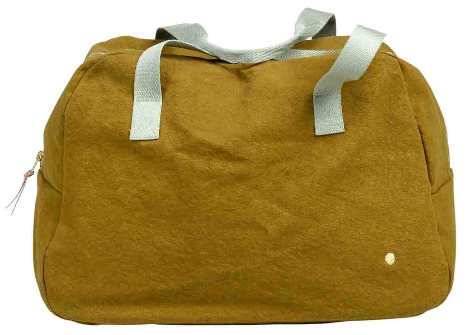 borsa weekend iona noci, colore noci, taglia 28 x 42 x 20. vista frontale della borsa da viaggio su sfondo bianco