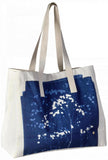 borsa shopper gypso blu, colore blu, taglia 38 x 46 x 18. vista frontale della borsa shopping in tessuto ecologico su sfondo neutro