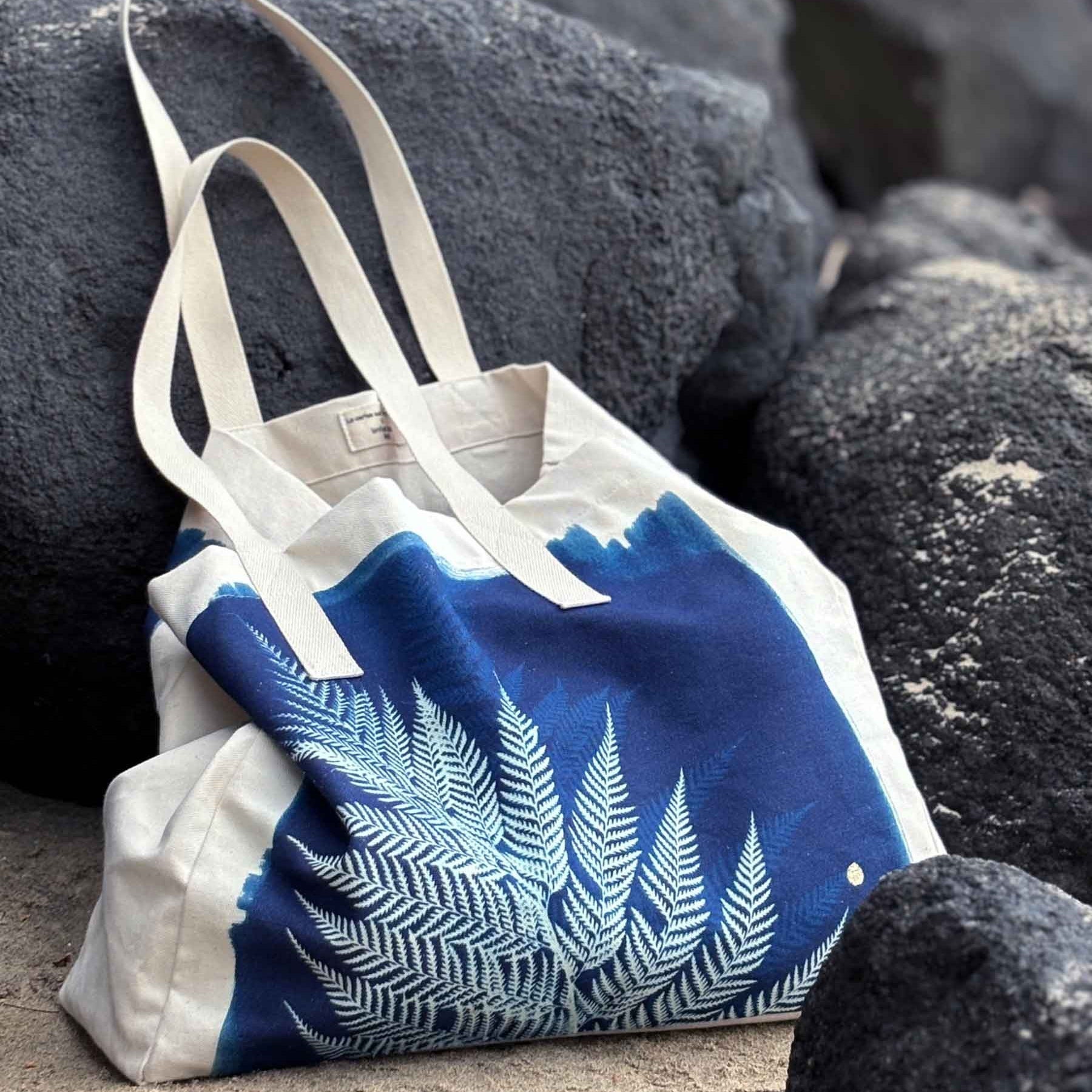 borsa shopper fougere blu, colore blu, taglia 38 x 46 x 18. design capiente perfetto per la spesa quotidiana