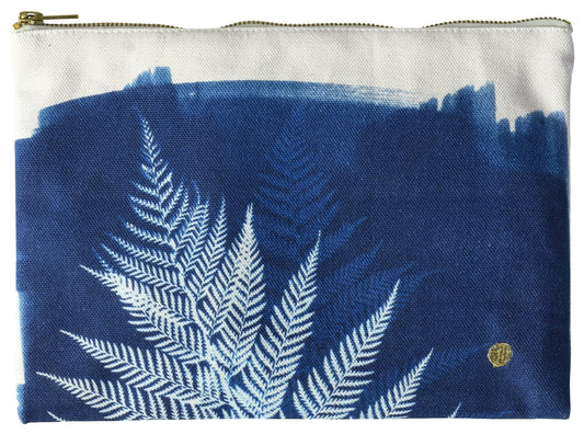 pochette fougere blu, colore blu, taglia l. vista frontale della pochette in tessuto naturale su sfondo neutro