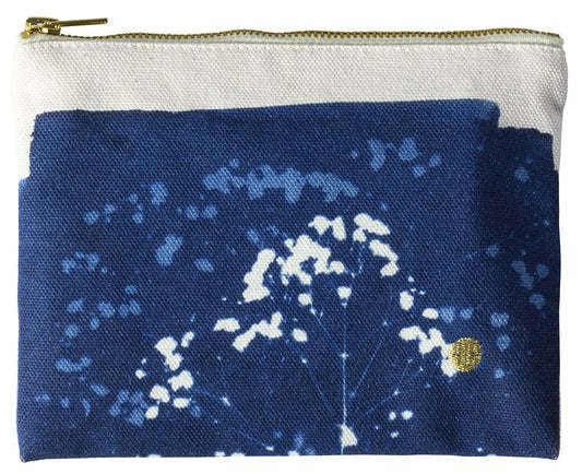 pochette gypso blu, colore blu, taglia m. vista frontale della pochette in tessuto naturale su sfondo neutro