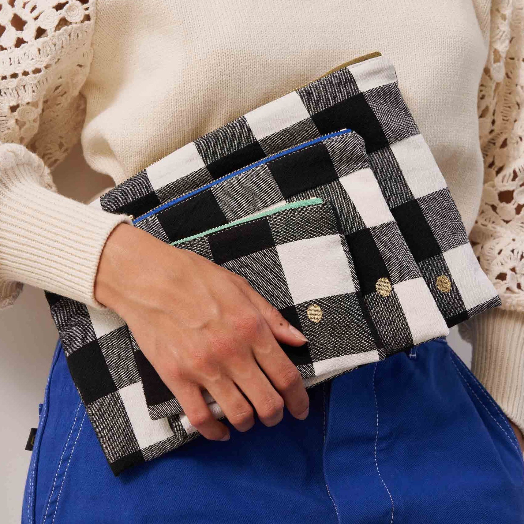 pochette max caviar, colore max caviar, taglia s. compatta ma capiente, perfetta come organizer da borsa